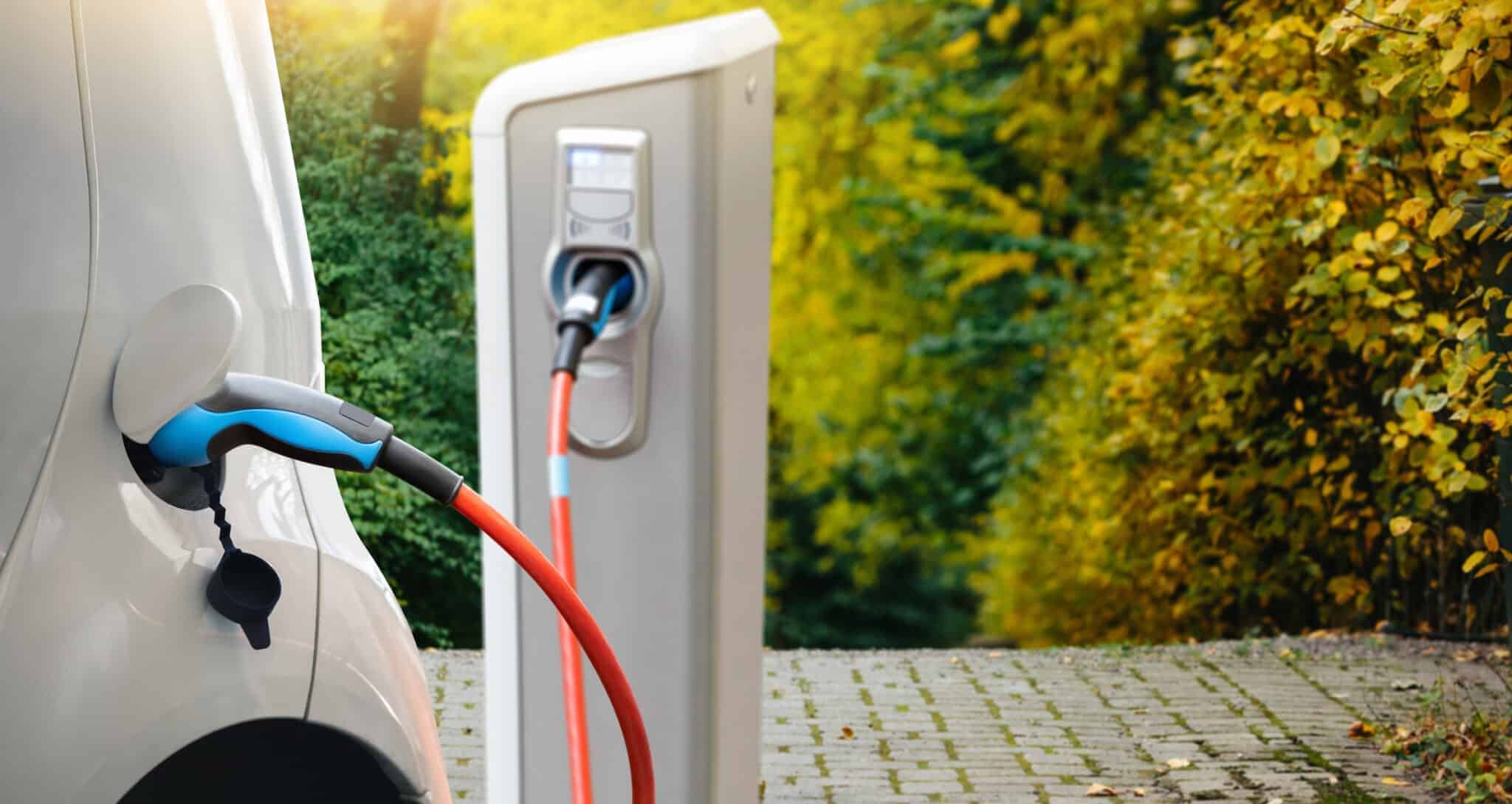 Borne de recharge pour véhicule électrique installée par Machard Elec à Grasse