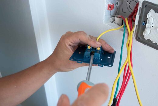 Connexion de câbles dans un boîtier électrique par Machard Elec à Grasse