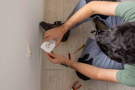 Pose de prise électrique double par un électricien Machard Elec à Mandelieu-la-Napoule